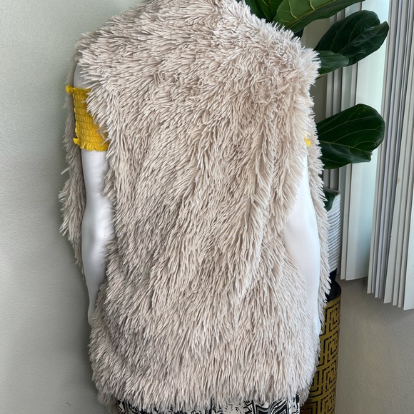 Kensie faux fur open vest - Picture 5 of 13